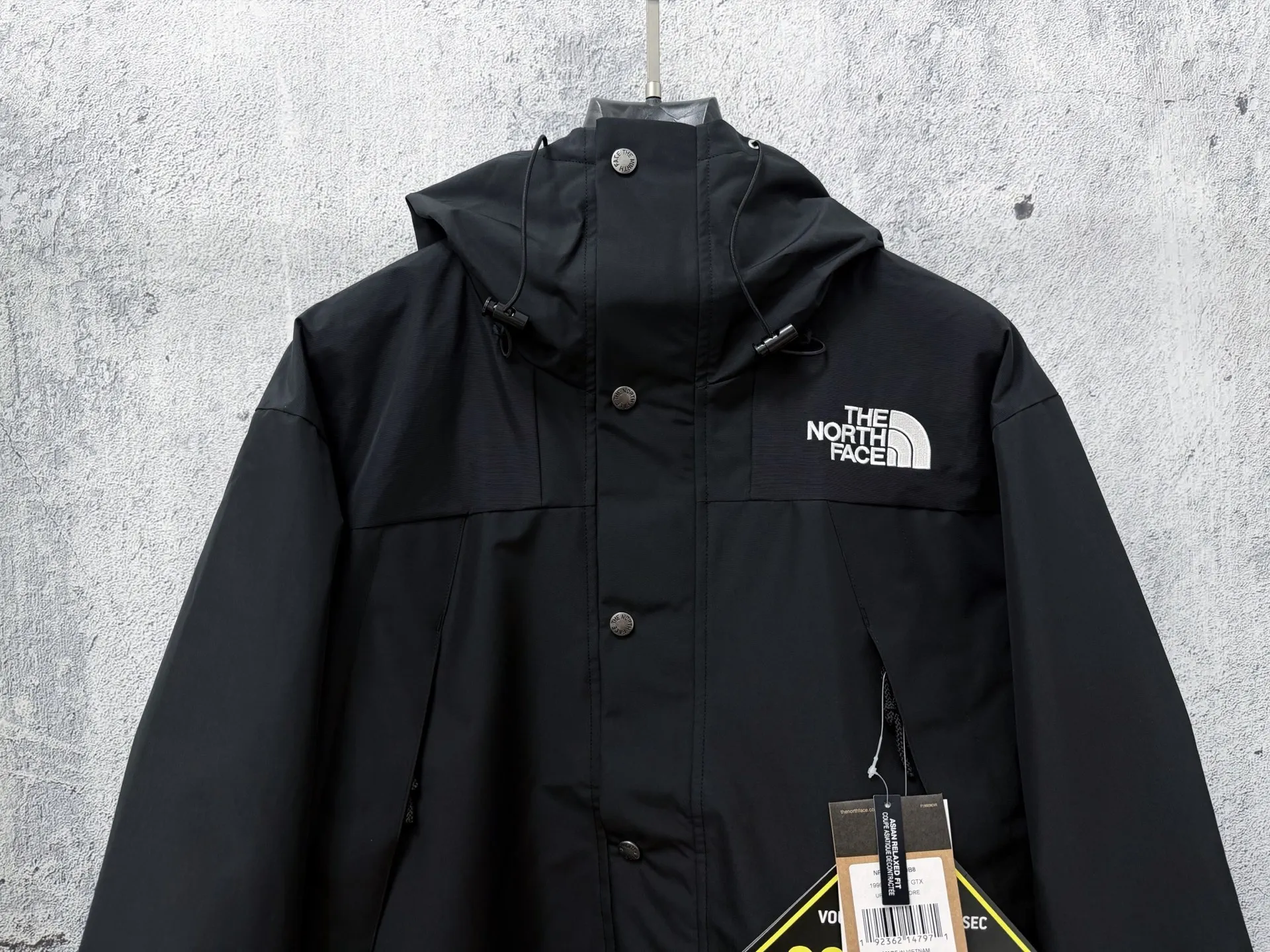 (original) [The North Face] The North Face 1990 Classic outdoor waterproof jacket and mountaineering jacket #Purchasing level In order to restore all the texture of ZP, this year the team spent several months and finally shipped it. All accessories are restored to ZP, and the fabric workmanship is upgraded. ✅Waterproof to the international ISO standard 90 (ISO 4) level to achieve the rolling effect of water droplets on a lotus leaf. ✅Highly permeable laminated fabric Gore-tex imitation water Breathable film, feels better and more comfortable. ✅The embroidery uses the original imported Tajima embroidery machine to restore ZP. Tajima's embroidery is neat and three-dimensional, with full three-dimensionality and the charm of each letter. Each stroke has a strong three-dimensional effect. ✅Original YKK zippers for all clothes, which can withstand 100,000 pulls and wear, and original Velcro. Mold-made custom hardware accessories, clear and three-dimensional fonts ✅The representative work of jackets, MJ in 1990, is TNF’s traditional favorite. Featuring a GT design, this stylish jacket is reimagined for all your urban adventures, offering unparalleled waterproof and windproof protection. ✅GT comes with taffeta and brushed tricot lining for extra warmth. ✅In addition, it can be combined with the 1996 down jacket for super thermal insulation effect‼ ️Size:XS-2XL